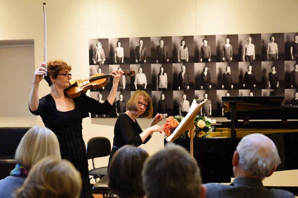 Heidi Schubert-Hornung spielt am Flügel zusammen mit Christine Lahusen an der Violine.