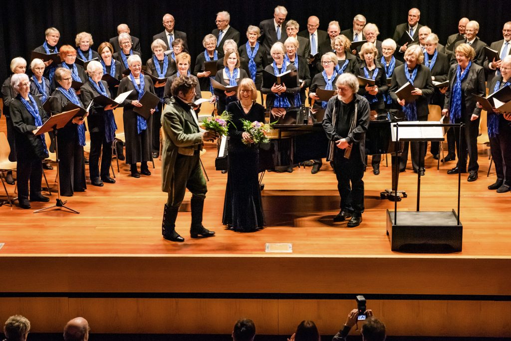 Heidi Schubert-Hornung bekommt nach dem Konzert auf der Bühne einen Blumenstrauß überreicht.